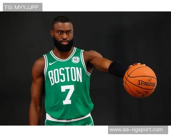 杰伦布朗半场表现抢眼13投6中贡献14分助力球队稳定火力 杰伦布朗半场表现抢眼13投6中贡献14分助力球队稳定火力