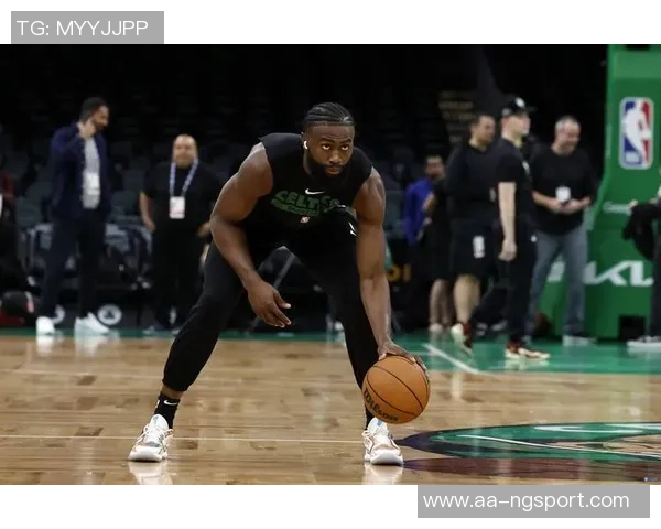 杰伦布朗首节表现低迷10分钟内5投全失三分球未能命中引发关注 杰伦布朗首节表现低迷10分钟内5投全失三分球未能命中引发关注