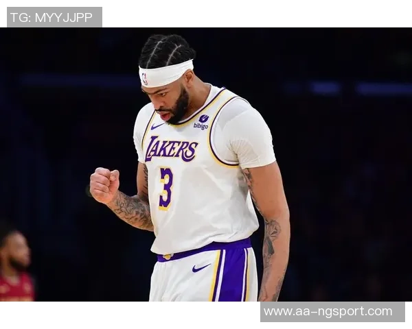 浓眉半场高效表现16分5板3帽完美罚球助力球队争胜